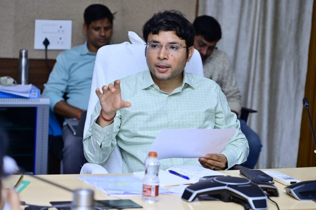 అధికారులందరూ సమన్వయంతో పని చేయాలి