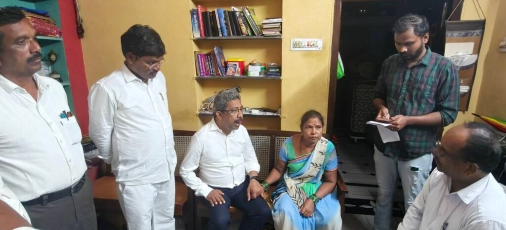 బోగిని మల్లయ్య కుటుంబాన్ని పరామర్శించిన సీనియర్ కౌన్సిల్ వి. రఘునాథ్