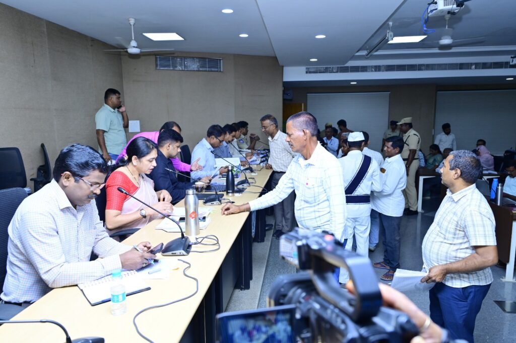 ప్రజావాణికి 121 ఫిర్యాదులు