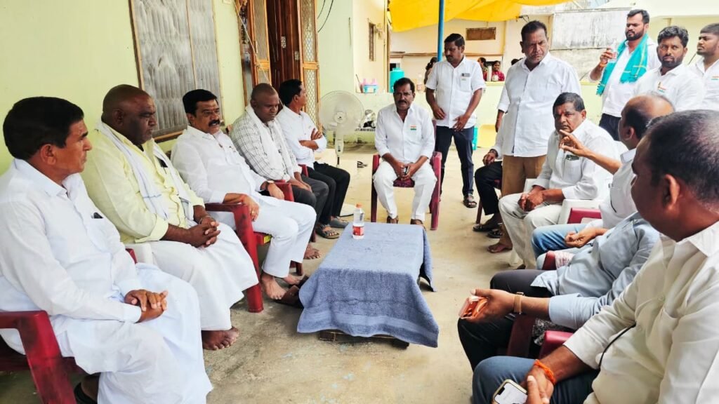 Former Minister Prashanth Reddy consoled several people.