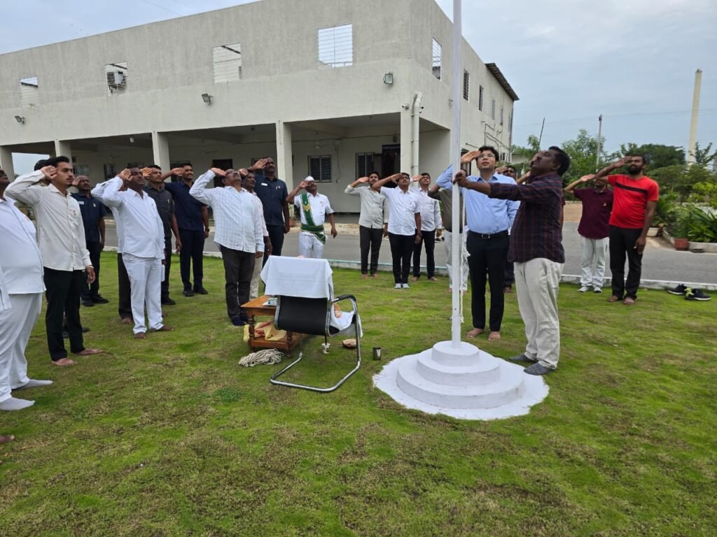 క్యాంప్ కార్యాలయంలో జాతీయ పతాకాన్ని ఆవిష్కరించిన కలెక్టర్