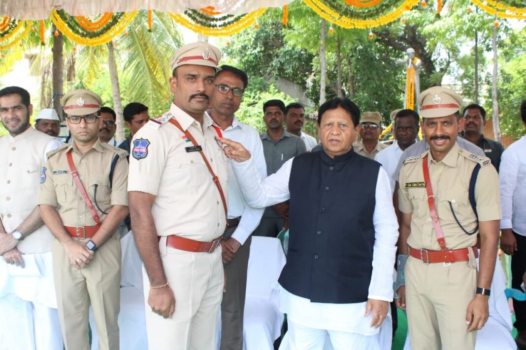 Service medals for police personnel who rendered outstanding service.