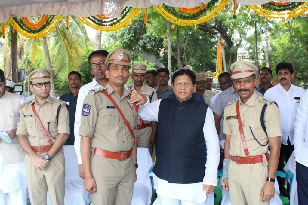 Service medals for police personnel who rendered outstanding service.