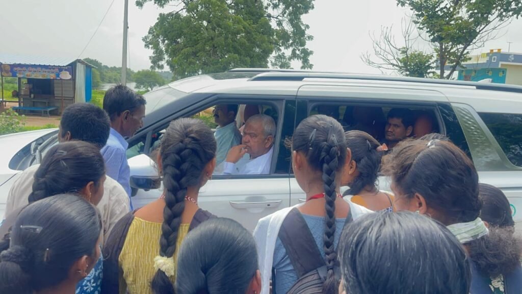 విద్యార్థుల విజ్ఞప్తికి వెంటనే స్పందించిన ఎమ్మెల్యే పోచారం