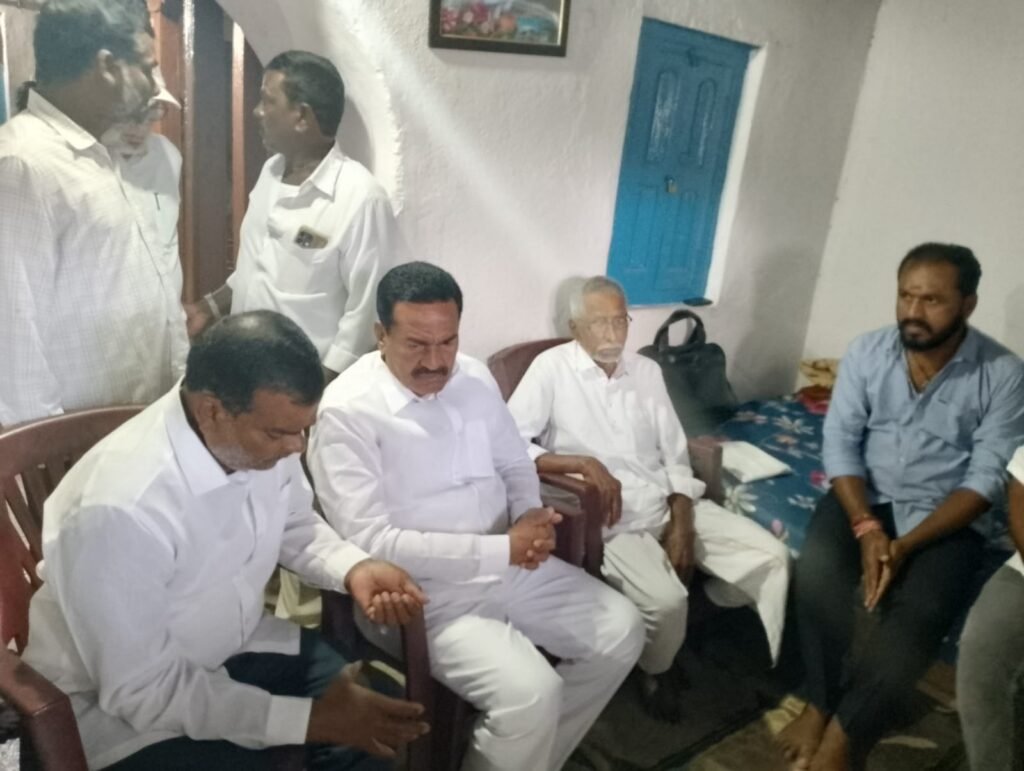 బాధిత కుటుంబాన్ని పరామర్శించిన మాజీ ప్రభుత్వ విప్