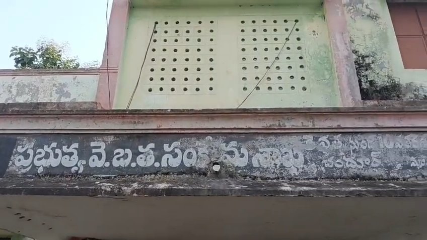 Warden attacks students at BC hostel.