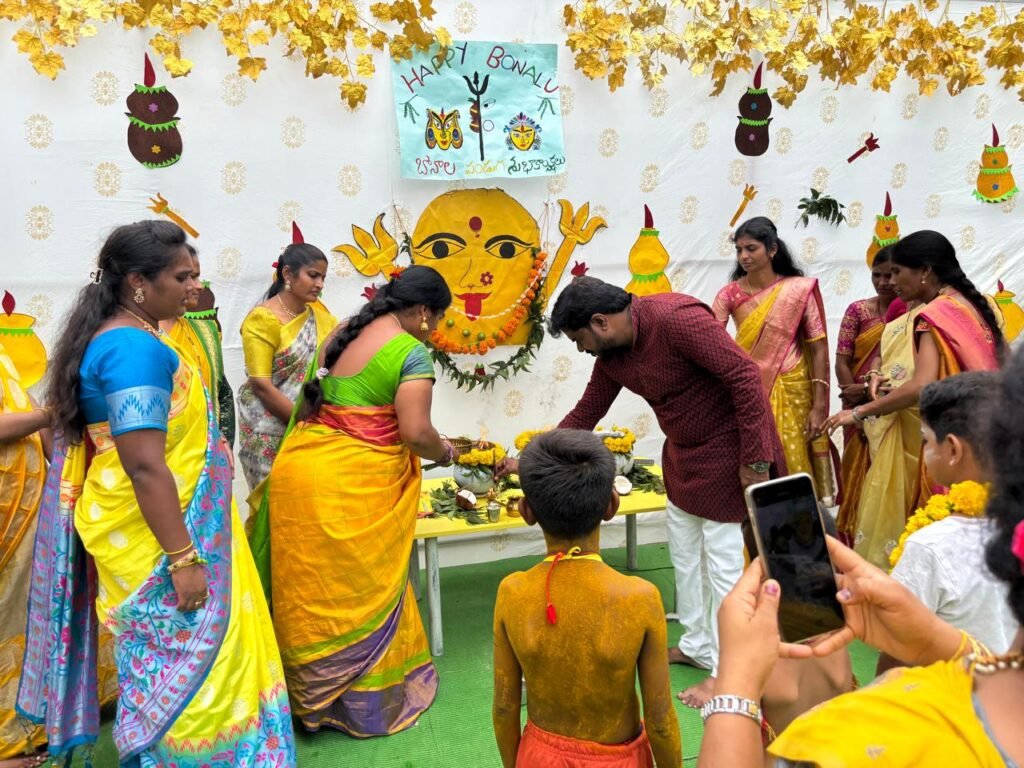 రిపుల్స్ పాఠశాలలో ఘనంగా బోనాల సంబరాలు