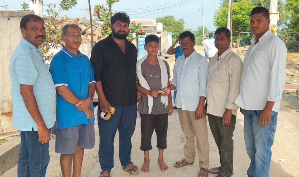 పేద కుటుంబానికి సర్పంచ్ ఆర్థిక సహాయం