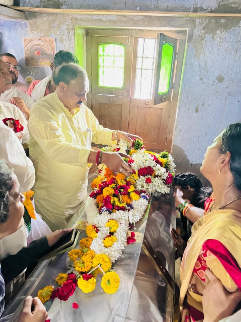 మాజీ కౌన్సిలర్ బెల్లాలా పోతన్నకు టీపీసీసీ అధ్యక్షుడి నివాళులు