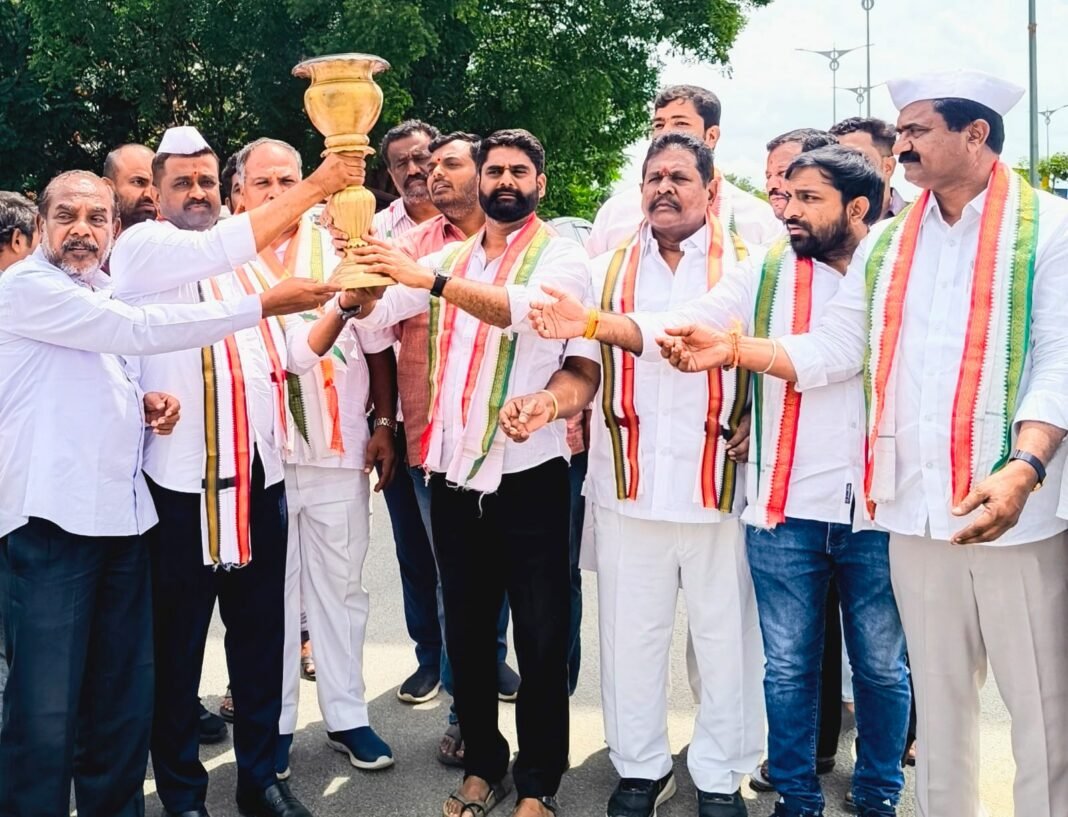 Grand welcome to the 35th Rajiv Jyothi Sadbhavana Yatra in Kamareddy.