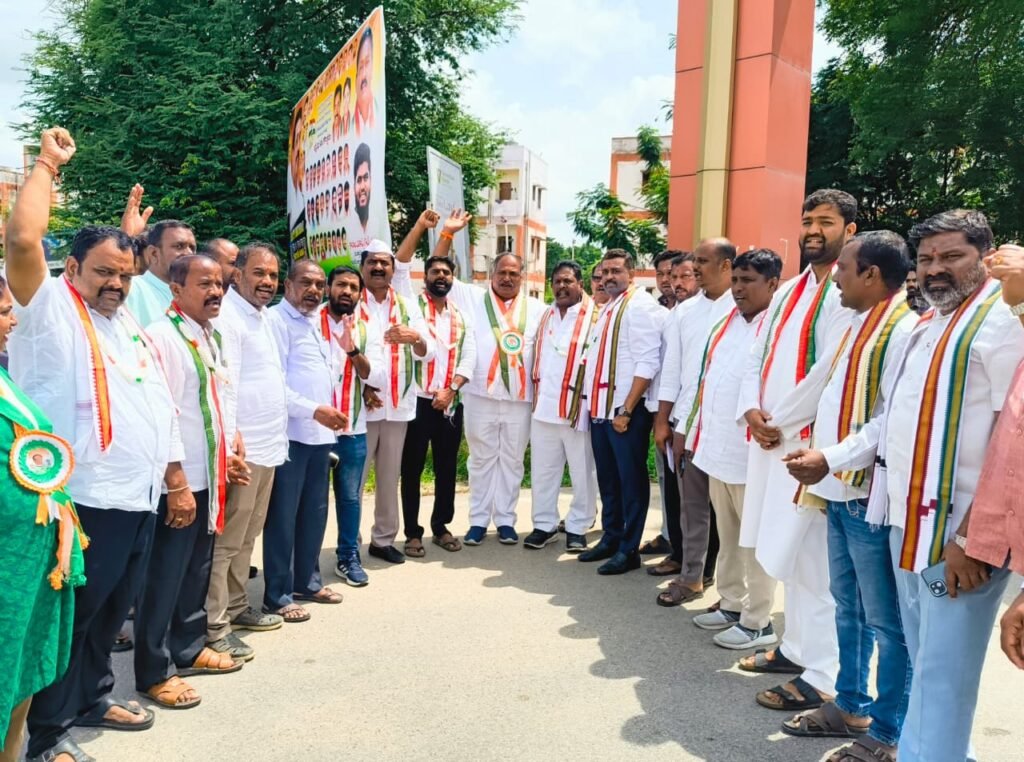 Grand welcome to the 35th Rajiv Jyothi Sadbhavana Yatra in Kamareddy.