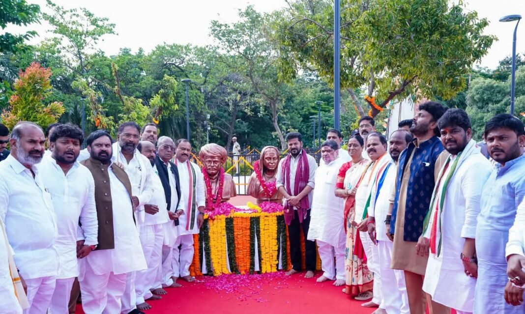 CM unveils statues of Jyotirao Phule and Savitribai Phule.