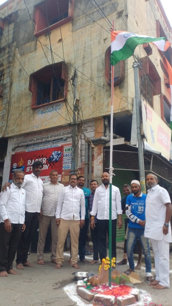 వీక్లీ మార్కెట్లో స్వాతంత్ర దినోత్సవ వేడుకలు