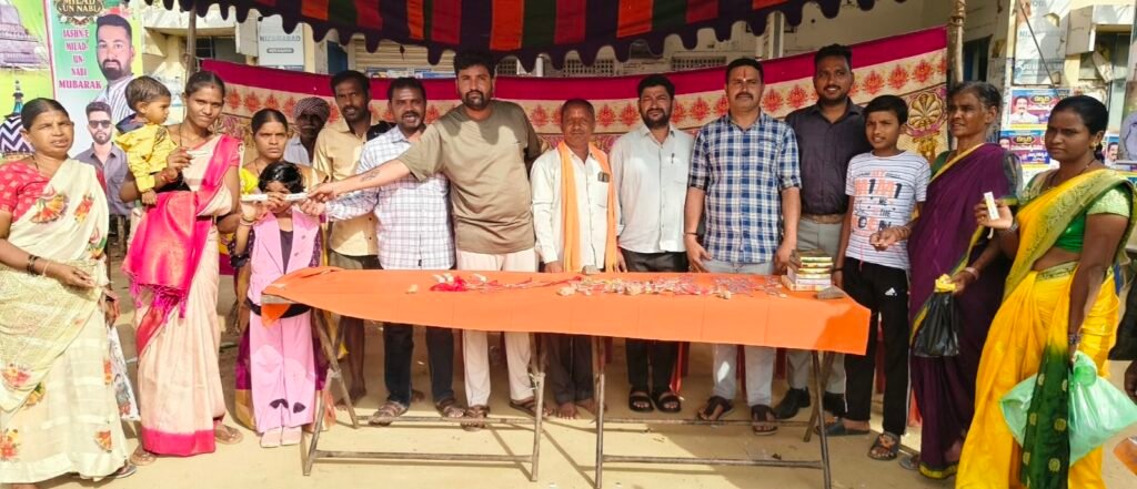 విశ్వహిందూ పరిషత్ భజరంగ్ దళ్ ఆధ్వర్యంలో ఉచిత రాఖీలు పంపిణీ