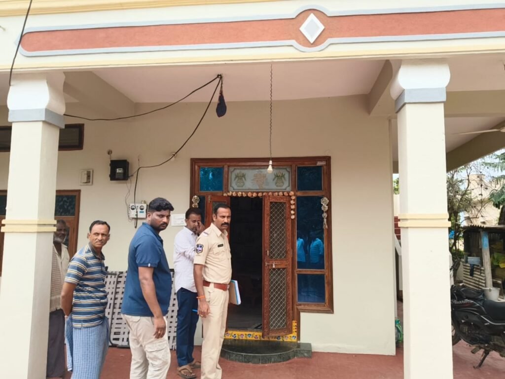 కొత్తపల్లిలో భారీ చోరి