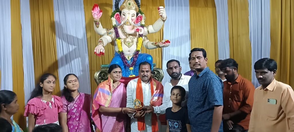 Corporator and CIs felicitated at the Bajrang Karshaka Yuvajana Ganesh Mandali
