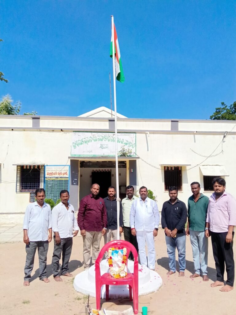 మాక్లూర్ ప్రాథమిక వ్యవసాయ సహకార సంఘంలో జాతీయ జండా ఆవిష్కరణ
