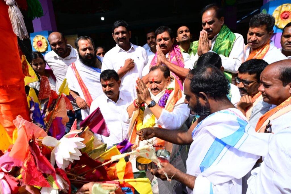 జెండా బాలాజీ ఆలయంలో ప్రత్యేక పూజలు చేసిన మహేష్ కుమార్ గౌడ్