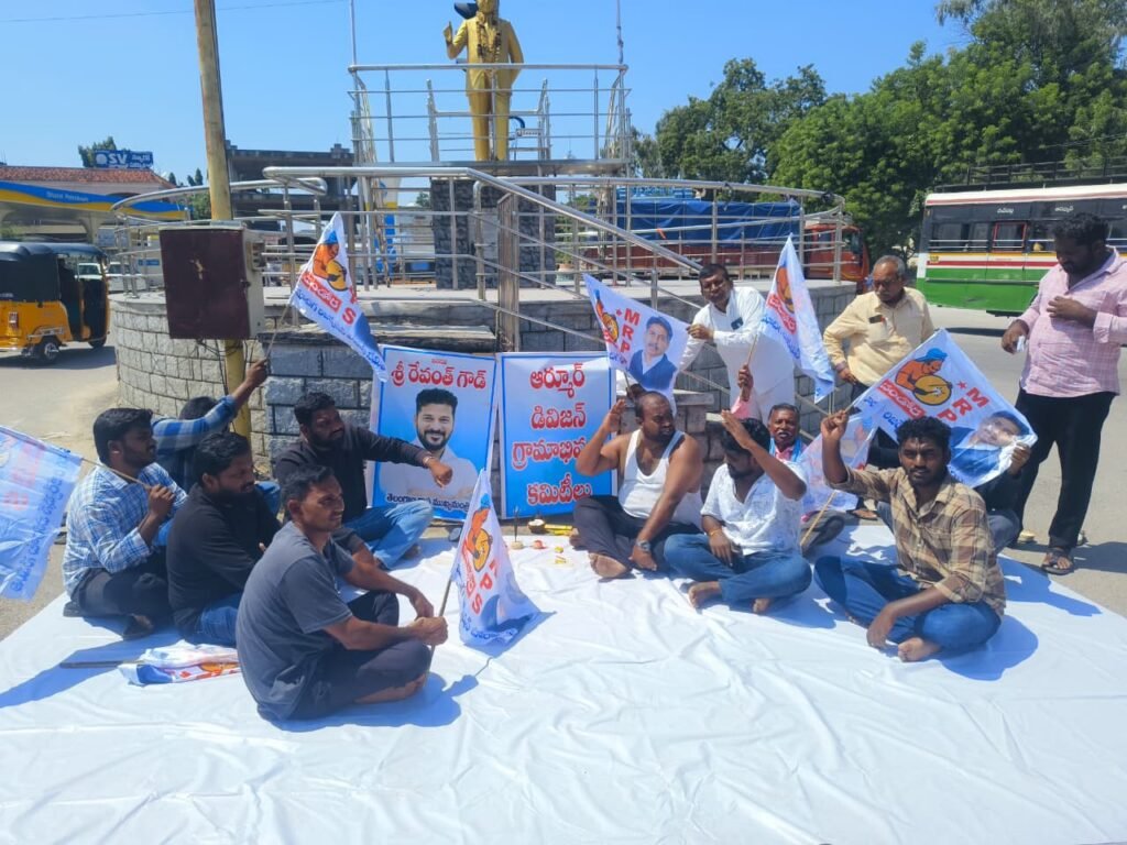 సీఎం రేవంత్ రెడ్డి ప్లేక్సి కి పిండ ప్రదానం చేసిన ఎం ఆర్ పి ఎస్