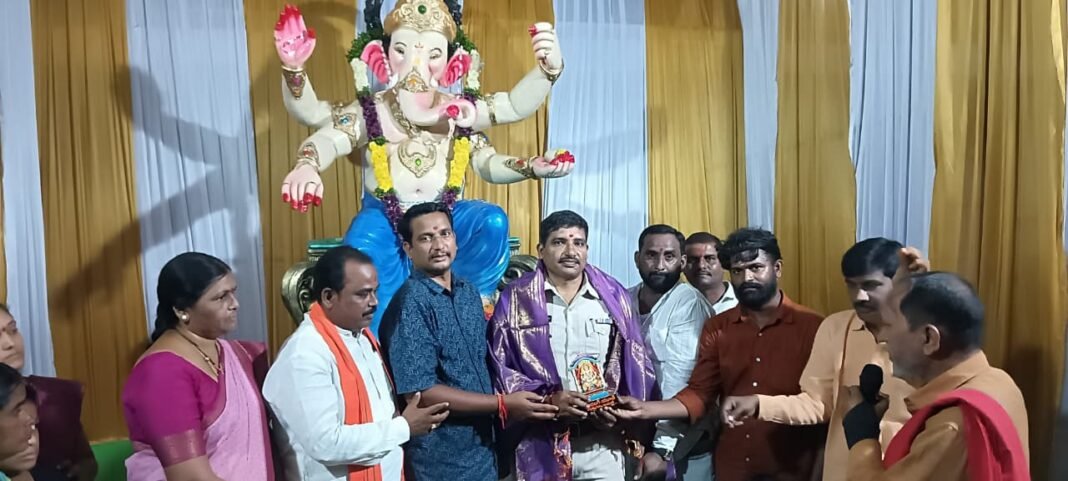 Corporator and CIs felicitated at the Bajrang Karshaka Yuvajana Ganesh Mandali