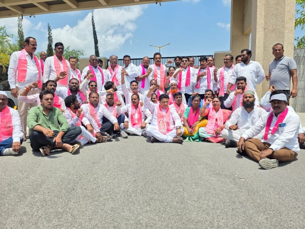 కలెక్టరేట్ ఎదుట మాజీ ఎమ్మెల్యే బిగాల గణేష్ ఆధ్వర్యంలో ధర్నా