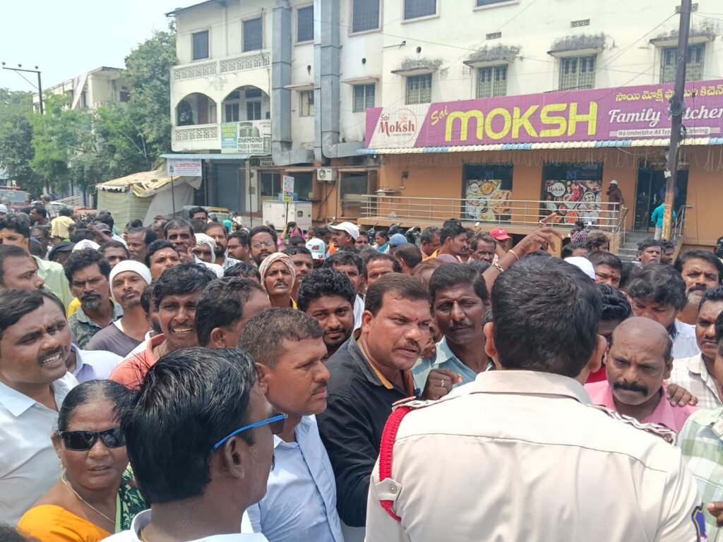 Municipal outsourcing workers stage a flash protest.