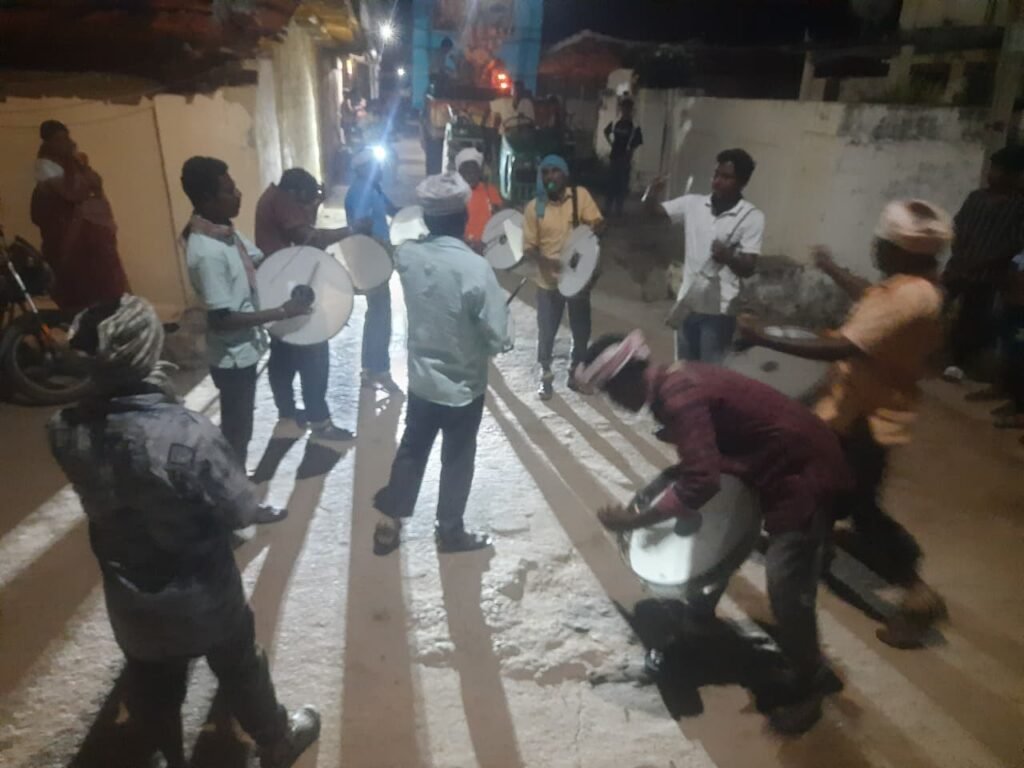 డీజేలను పక్కనపెట్టి డప్పులతో గణేష్ ఊరేగింపు