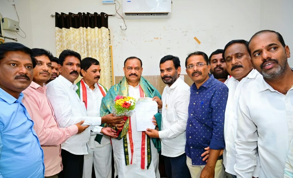 టీపీసీసీ మహేష్ కుమార్ గౌడ్ ను కలిసిన పీఆర్ టీయూ నూతన కార్యవర్గం