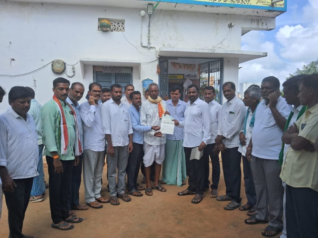 Manala Mohan Reddy distributed CMRF cheques