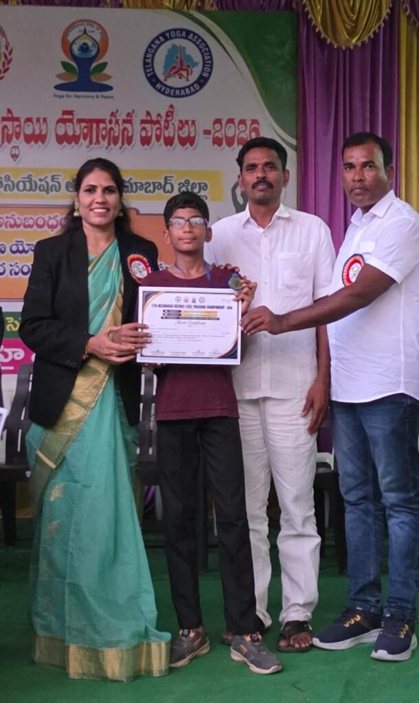 యోగాలో విద్యార్థి ఆదిత్యకు సిల్వర్ మెడల్