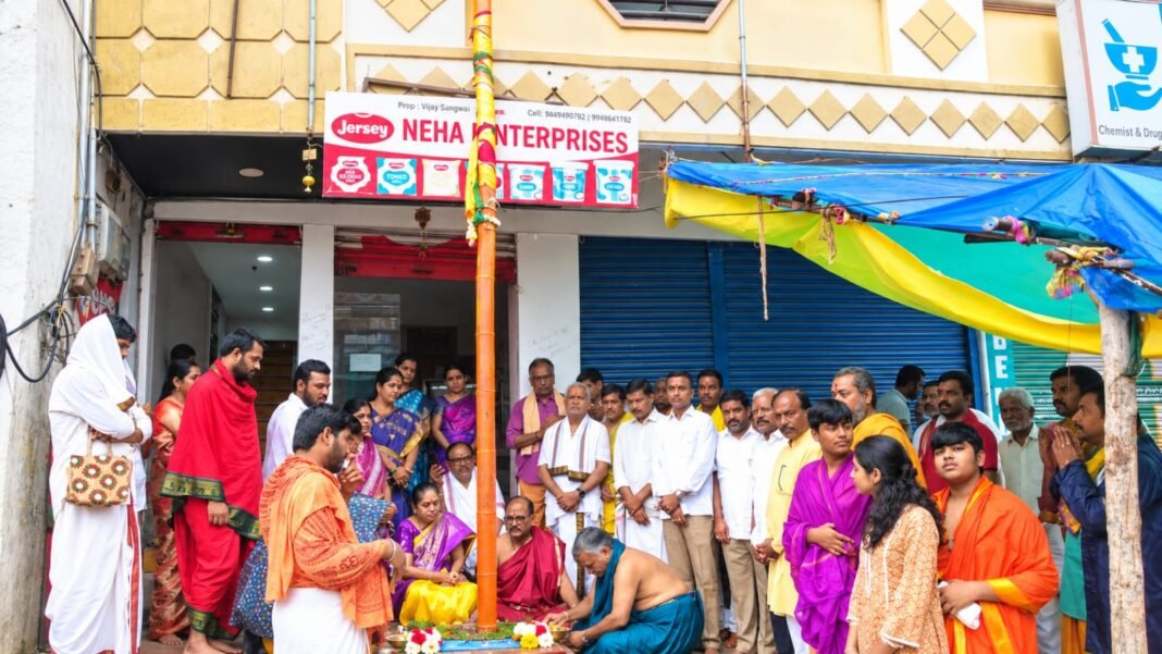 Flag worship ceremony begins at the Janda Mandiram