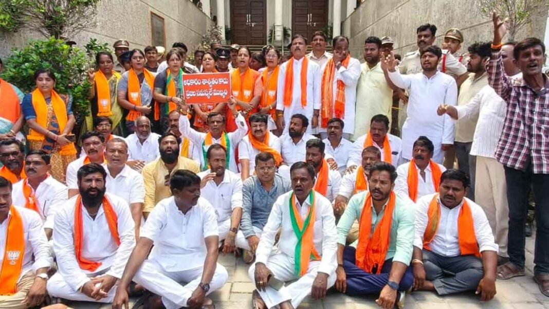 BJP's siege of the municipal office turns tense.