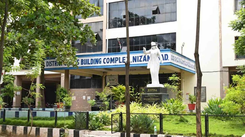 పోలీసుకు ముప్పు కలిగించే ప్రయత్నాలు