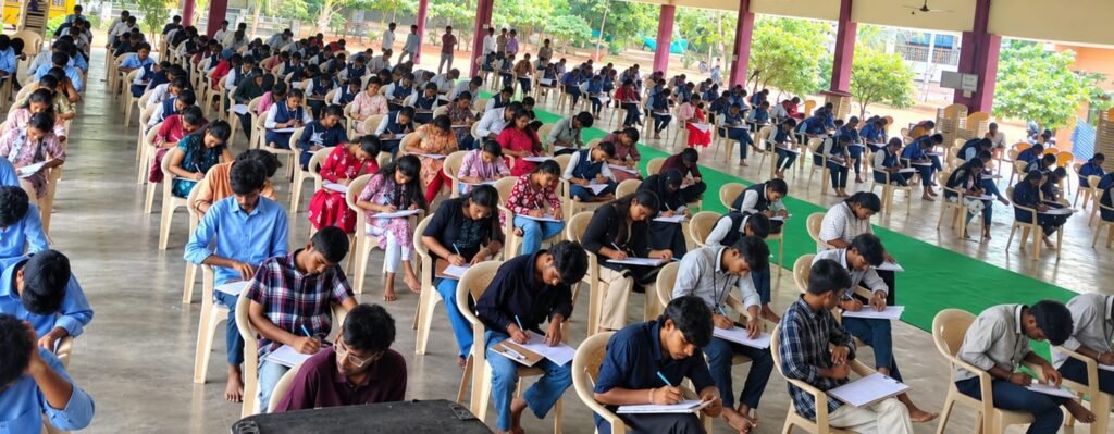 వ్యాసరచన పోటీలో పాల్గొన్న క్షత్రియ ఇంజనీరింగ్ కళాశాల విద్యార్థులు