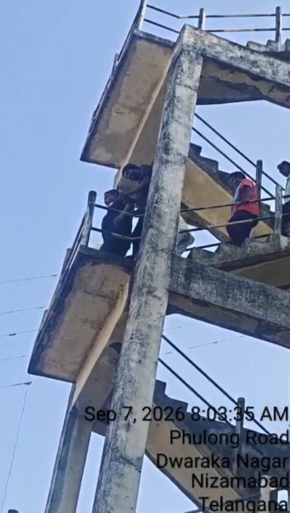 వాటర్ ట్యాంక్ ఎక్కిన మున్సిపల్ కార్పొరేషన్ ఉద్యోగి