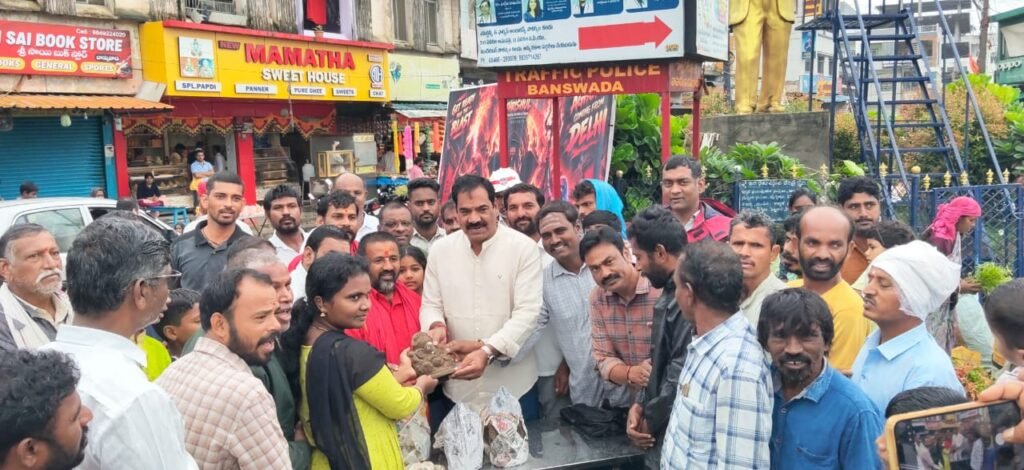 బాన్సువాడలో టీయూడబ్ల్యూజే (ఐజేయూ) ఆధ్వర్యంలో మట్టి గణపతుల పంపిణీ