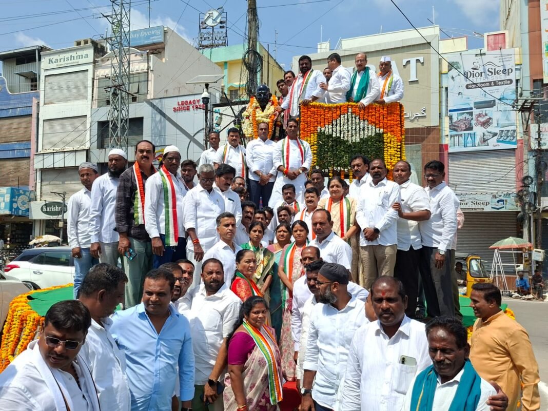 Congress cadres paid tribute to Gandhi and Shastri.