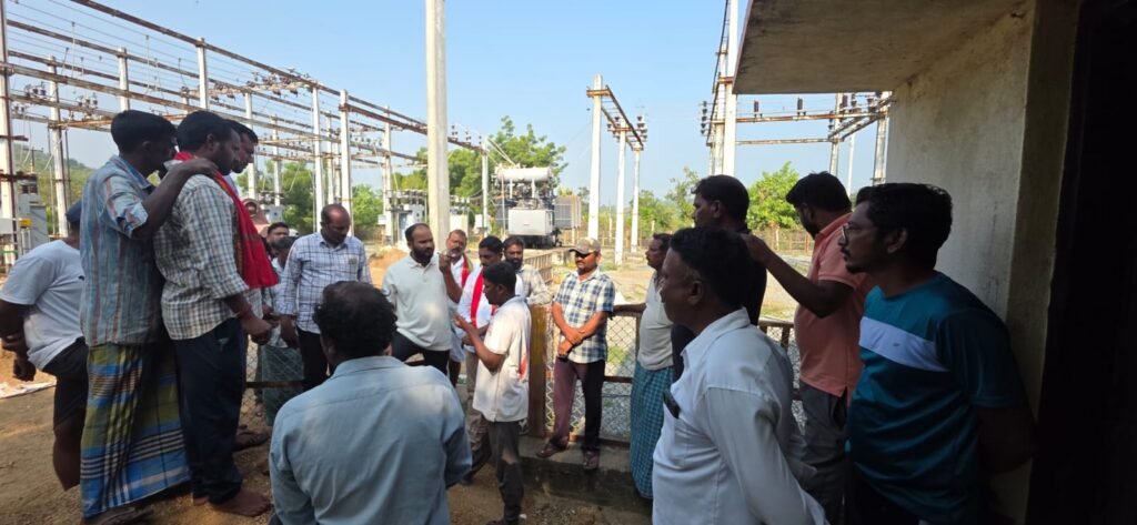సబ్‌స్టేషన్‌ను ముట్టడించిన రైతులు
