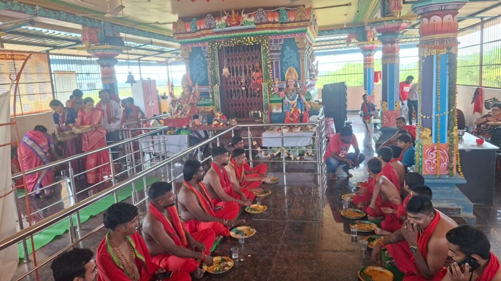 దుర్గాదేవి ఆలయంలో కొనసాగుతున్న అన్నదానం
