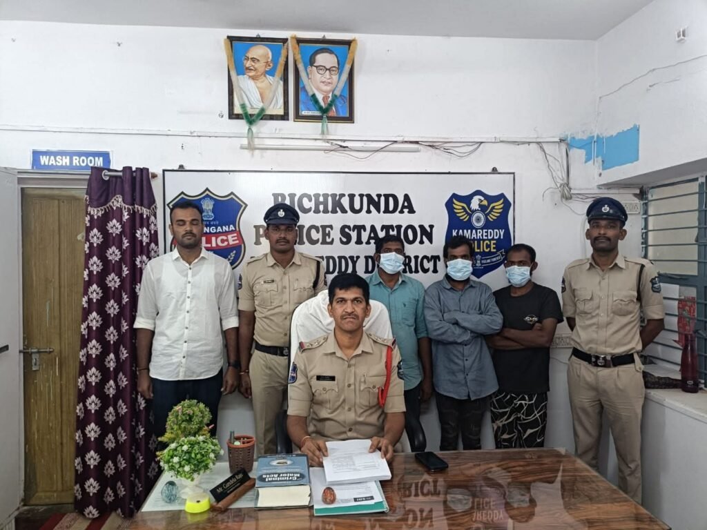 వృద్ధురాలి ఇంట్లో చోరీ కేసును చేదించిన పోలీసులు