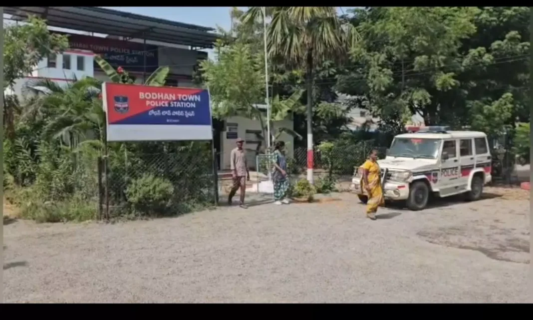 Fake police rob elderly woman