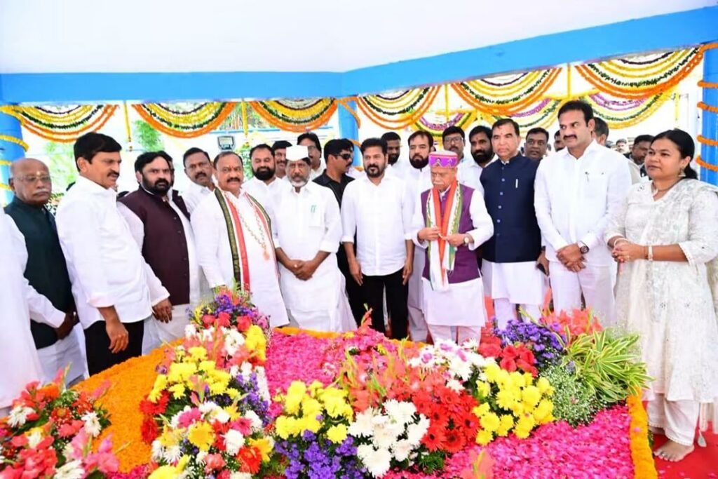 బాపూఘాట్‌లో మహాత్మా గాంధీకి సీఎం, గవర్నర్, పీసీసీ ఘన నివాళులు