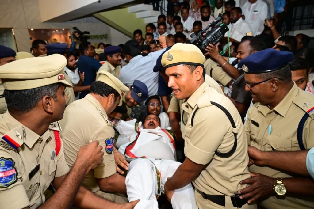 రైల్వే జీఎం కార్యాలయం ఎదుట కాంగ్రెస్ మెరుపు ధర్నా