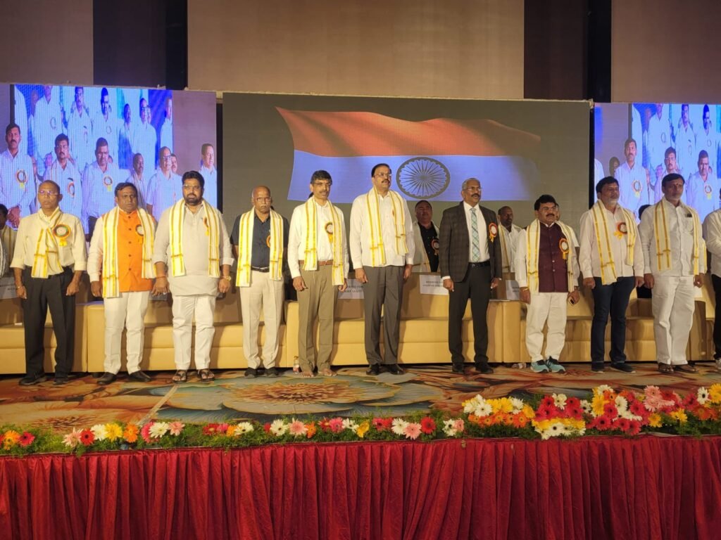 పబ్లిక్ స్కూల్స్ కోసం.. ప్రైవేట్ స్కూళ్లను మూసివేయాలా