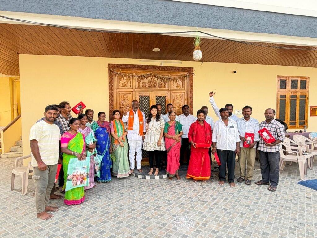 Distribution of Dasara gifts to municipal workers
