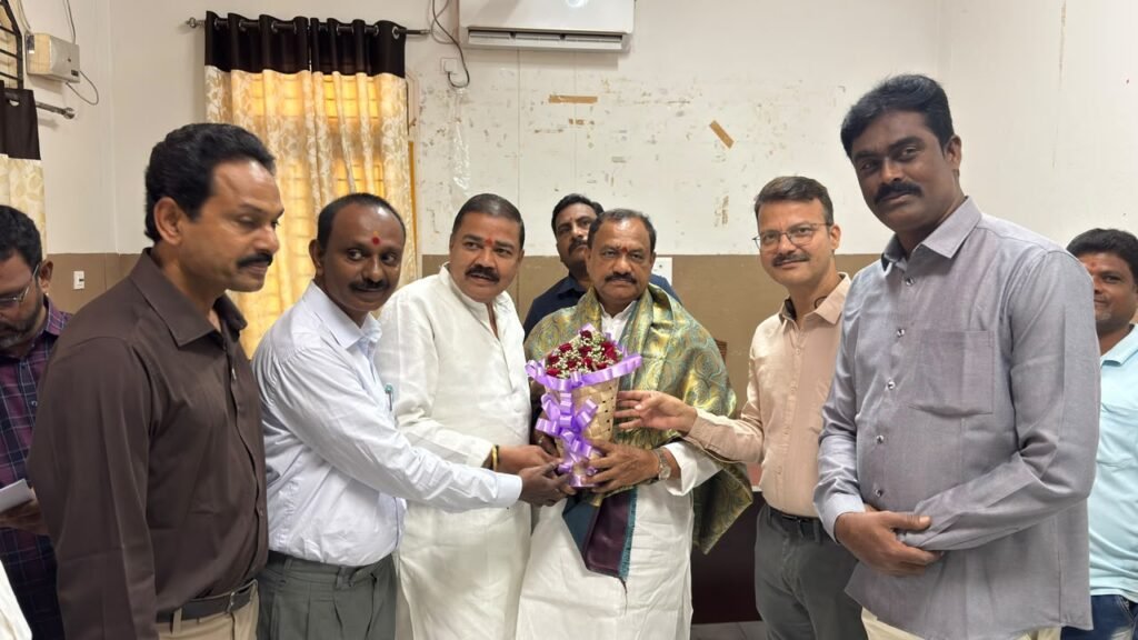 పీసీసీ అధ్యక్షులు మహేష్ గౌడ్ ను కలిసిన ఇండియన్ రెడ్ క్రాస్ సొసైటీ కార్యవర్గం
