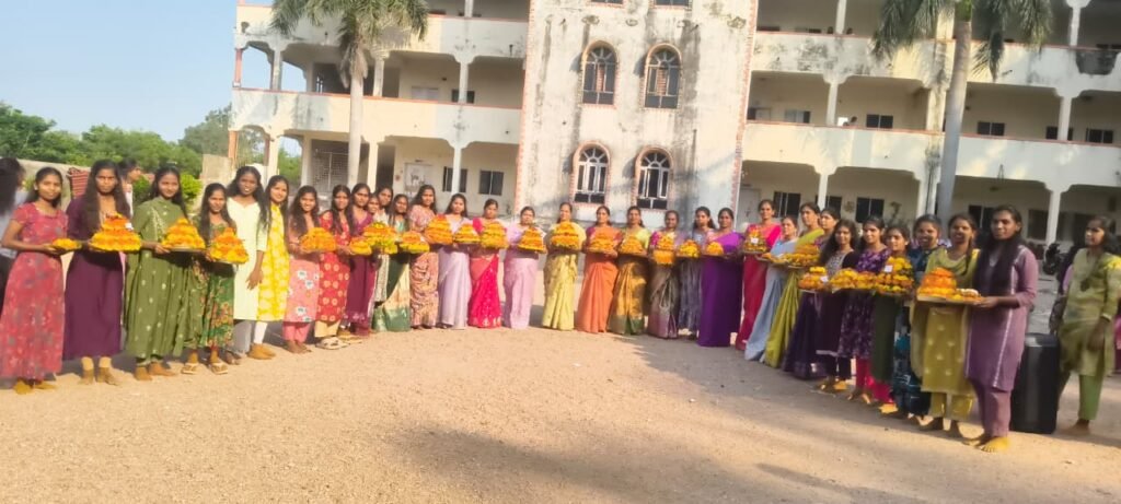 తెలంగాణ సాంఘిక సంక్షేమ గురుకుల మహిళా డిగ్రీ కళాశాలలో బతుకమ్మ ఉత్సవాలు