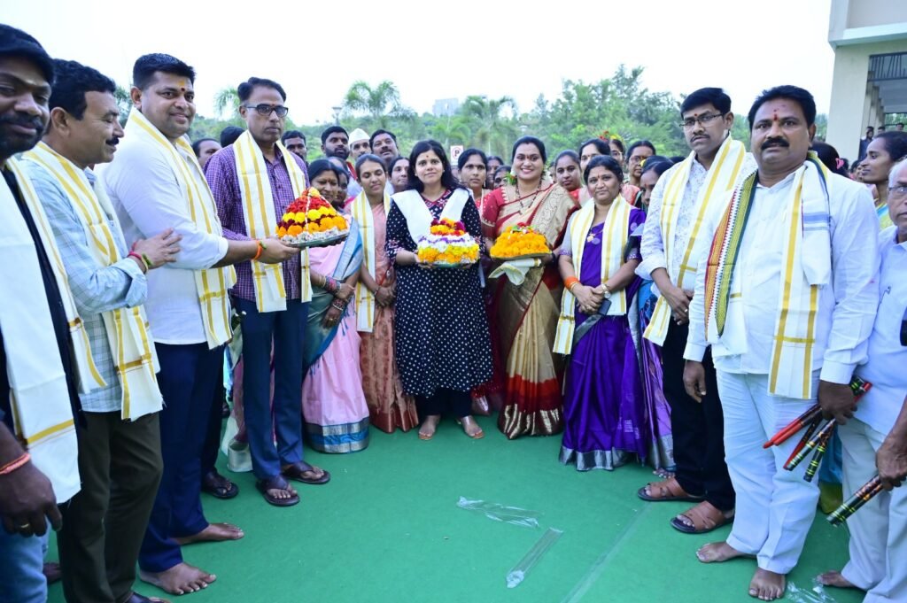 కలెక్టరేట్ లో ఘనంగా బతుకమ్మ సంబరాలు