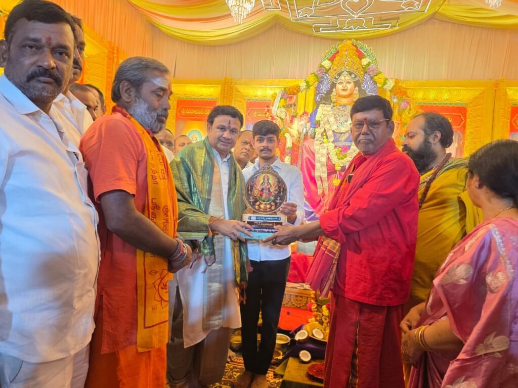 నగరంలో దుర్గామాత మండపాలను దర్శించుకున్న మాజీ ఎమ్మెల్యే గణేష్ బిగాల