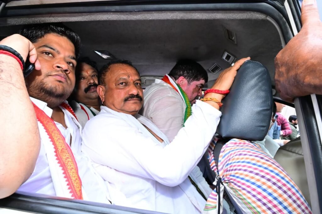 Congress stages a flash protest in front of the Railway GM's office